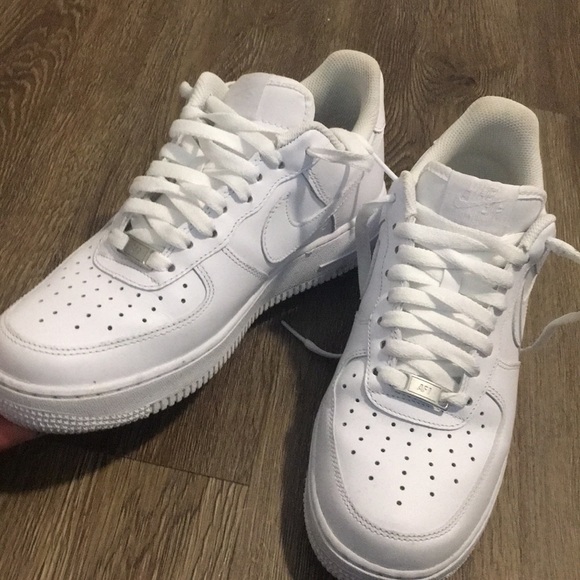 Air Force 1 (White) Size: 8 men Size: 10 women Air Force 1 (White) Size: 8 men Size: 10 women